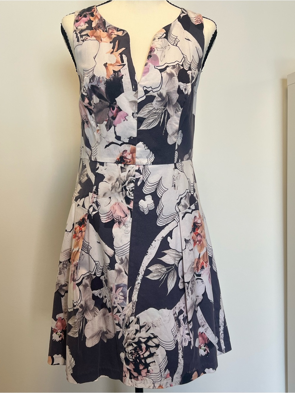 Navy Blue Floral V-Neck | Fit and Flare | Mini Dress‎ | Size 8 | Workwear